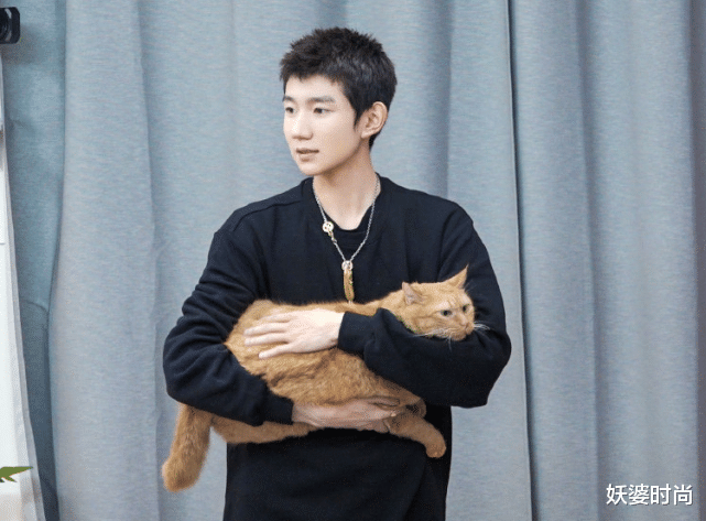 [王源]19岁的王源终于长开了！当他放下刘海后，颜值逆袭不输易烊千玺