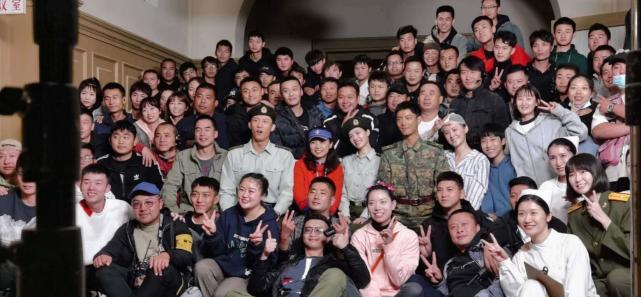 肖战|肖战《王牌》A组杀青，合影流出肤色惊人，剧中官职意外曝光