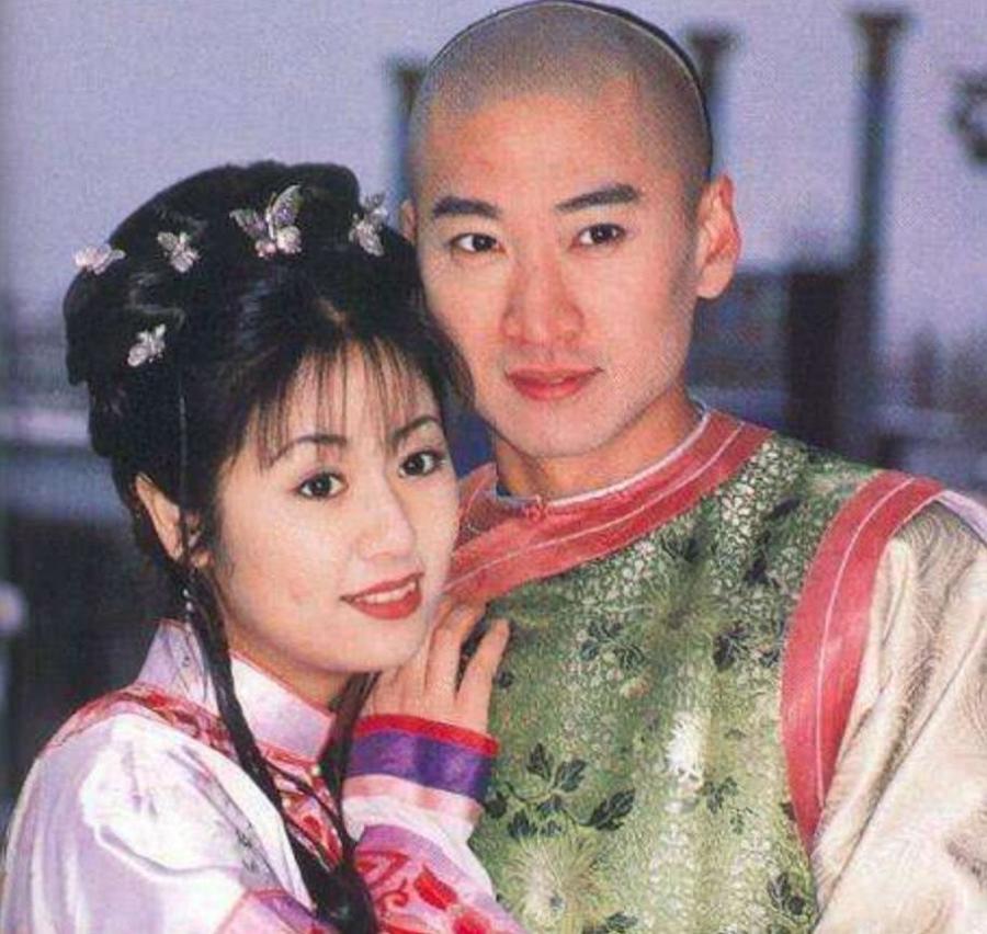 还珠格格@演员拍戏为什么只看上半身?《还珠》剧照告诉你答案,忍住别笑!