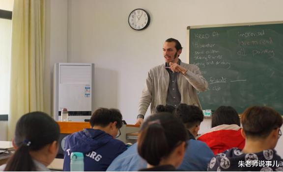 大学|大学这5大“阴盛男衰”的专业，男生的存在被团宠成“国宝”