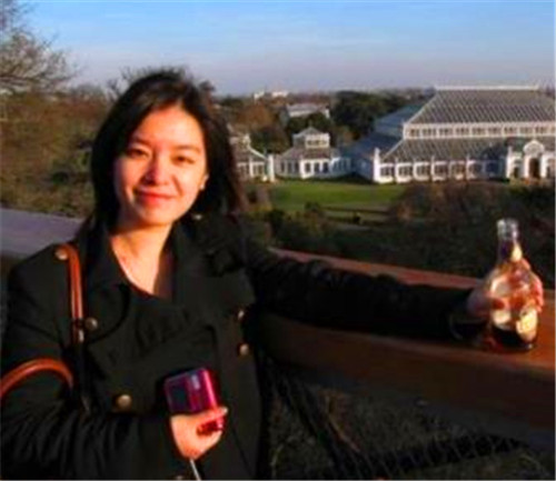 #亲爱的翻译官#她是中国最冷艳的翻译官,不露笑容神似赵薇,生活照反差太大