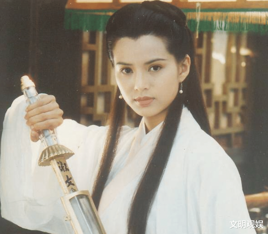 李若彤|54岁李若彤亮相活动，在修身连衣裙包裹下，这身材曲线是认真的？