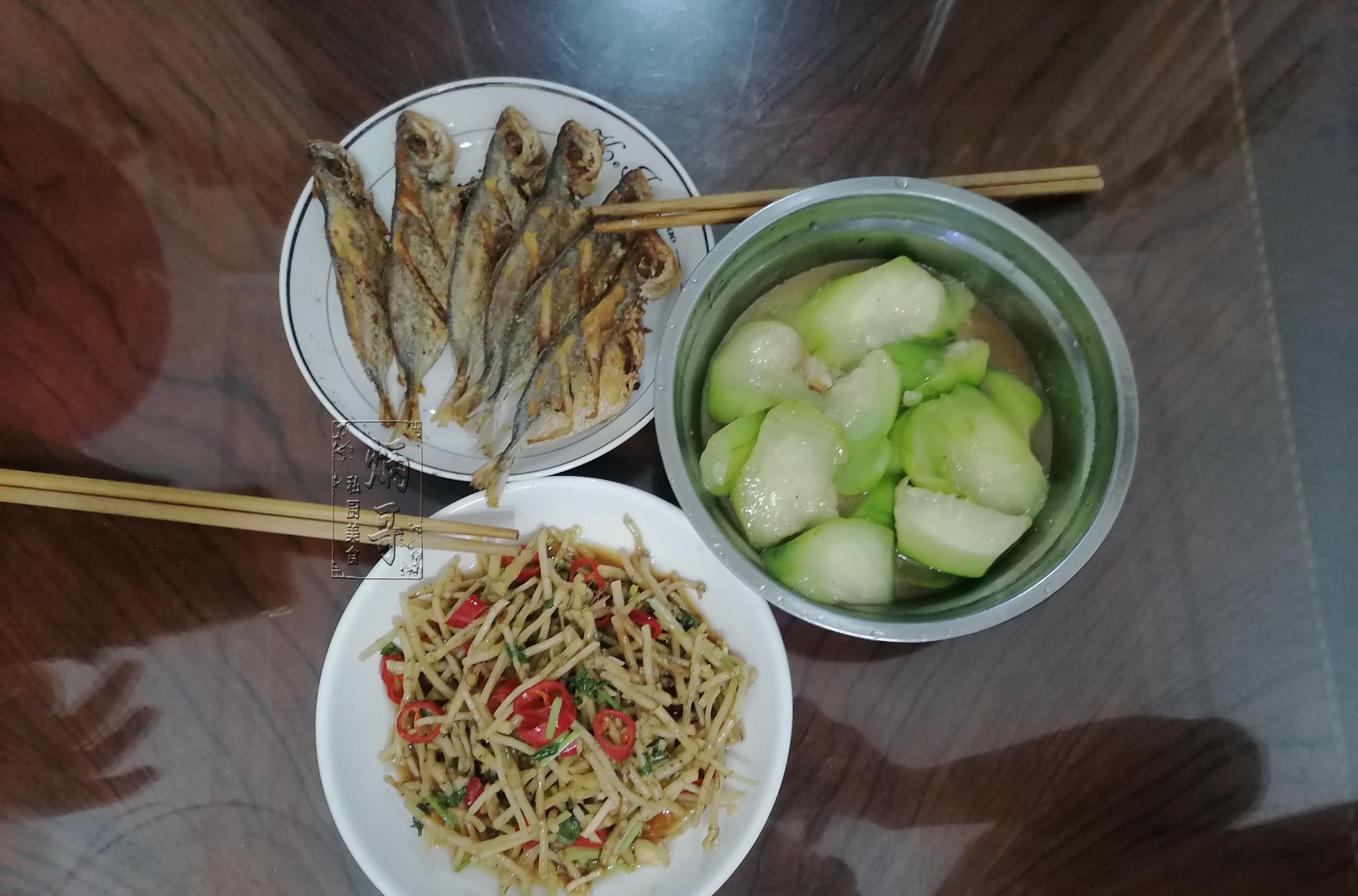 丝瓜|老两口的极简晚餐,荤素搭配营养好,网友:南方人太精致,还吃草