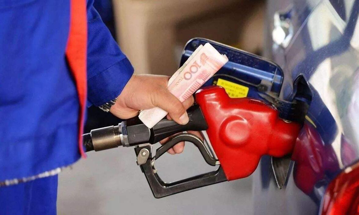 修车|汽车一次只加200块油？修车师傅：不懂就别开，发动机不坏才怪