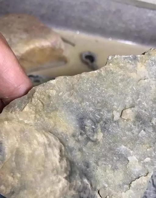 「翡翠」一块木那矿区黄沙皮，开出了市场稀有的洒金翡翠！