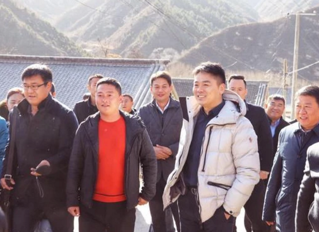 『刘强东』3年前，京东创始人刘强东被聘请担任河北平石头村的村长，如今村子变成怎样了？