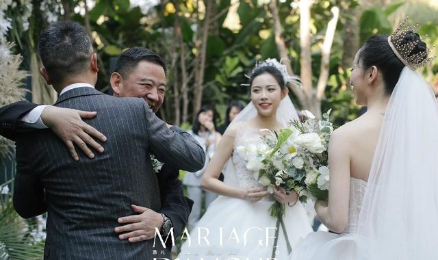 『杨丽萍』杨丽萍徒弟和同性女友办婚礼！俩新娘的爹到场相拥而泣，心情复杂