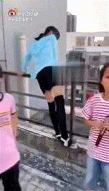 周冲的影像声色|唆使幼女玩“死亡游戏”，疯狂抢拍摄证据：承认孩子的恶很难吗？