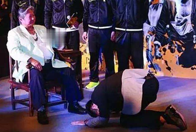 洪金宝|68岁洪金宝罕见出镜，头发花白无眉毛，55岁混血娇妻仍冻龄