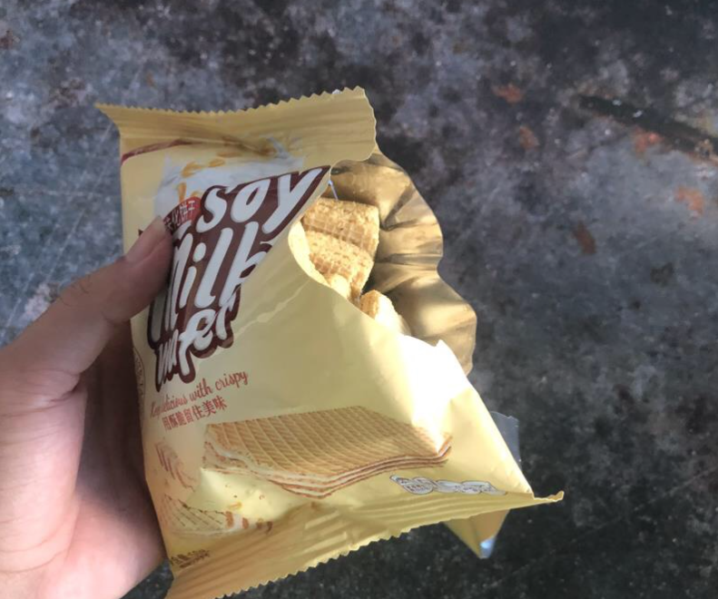 烤馒头片|超市货架藏着4种“尴尬”零食，好吃不贵却无人问津，导购叹气：不识货