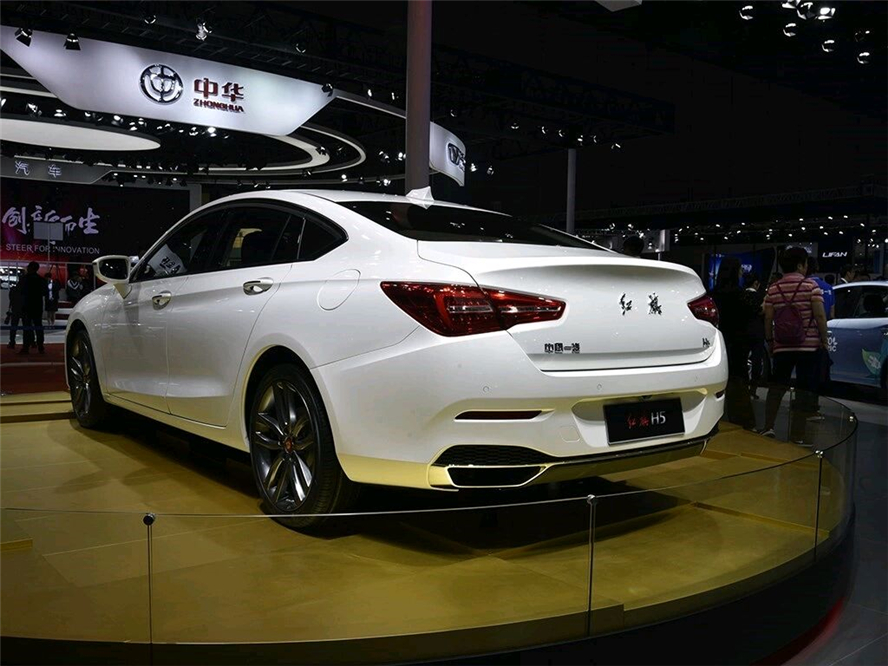 【豪车】专为国人打造的“豪车”！车长近5米，配11个BOSE音响，跌破13万