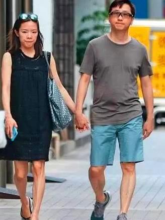 「赵丽颖」庾澄庆妻子张嘉欣与前妻伊能静对比,差距真的太大,难怪庾妈妈只接受她