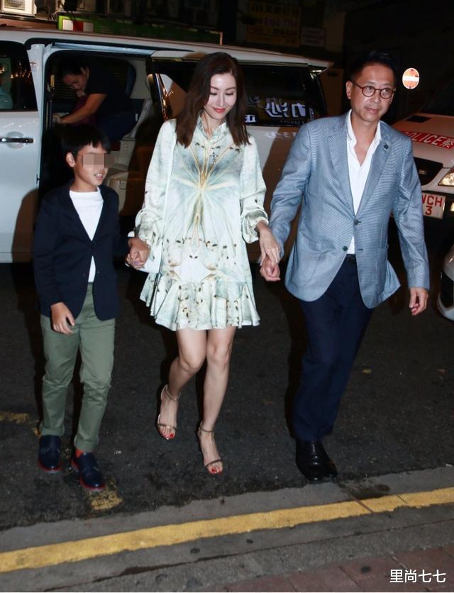 李嘉欣|李嘉欣一家三口现身，穿娃娃裙站C位好贵气，被父子俩牵手超宠溺