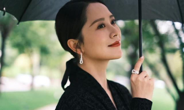 发型|有种“整容”叫海清换发型,留长大妈头后,谁还看得出她43岁?