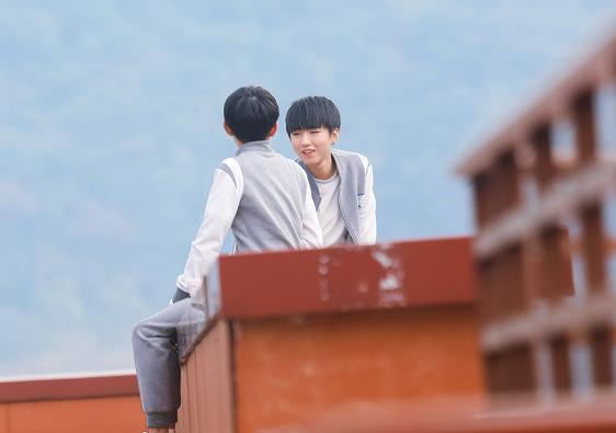 王俊凯|王源化作助理递给王俊凯手机，袖子刚出镜就被认出，真住一起了？