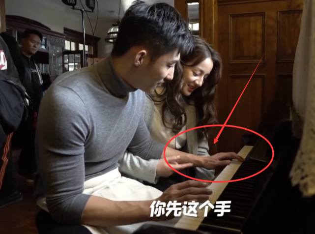 『迪丽热巴』有种真实叫热巴教钢琴，黄景瑜着急学会，她一个举动暴露钢琴水平