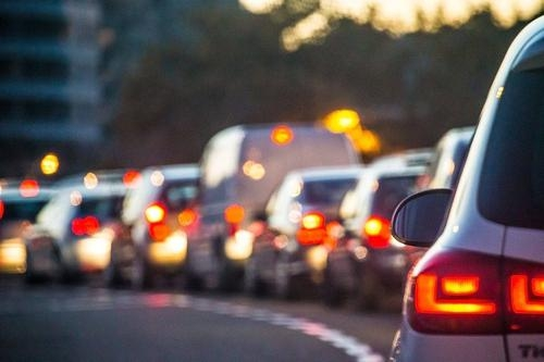 自动挡@等红灯时,为什么有些人会一直踩着刹车?