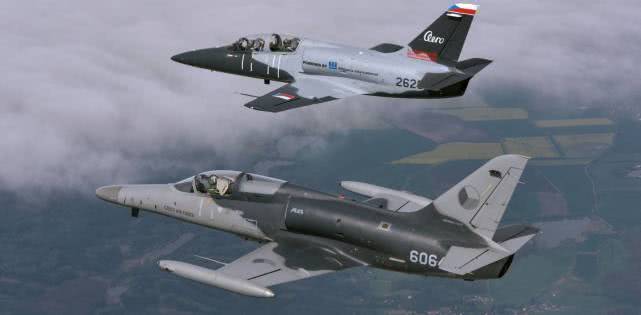 「空军」北方接连传来噩耗！1天之内两架军机相继坠毁，飞行员当场遇难