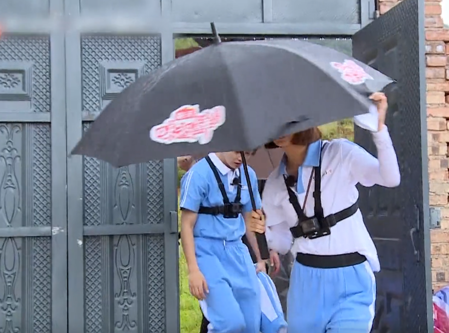 极限挑战|《极限挑战》最失败的嘉宾：扔衣服抓鸡，躲雨让助理全程打伞