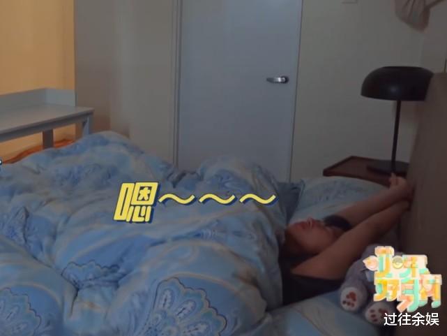 程潇|程潇睡觉脸上还“带妆”？睡醒后口红颜色抢镜，闺蜜开门后表情亮了