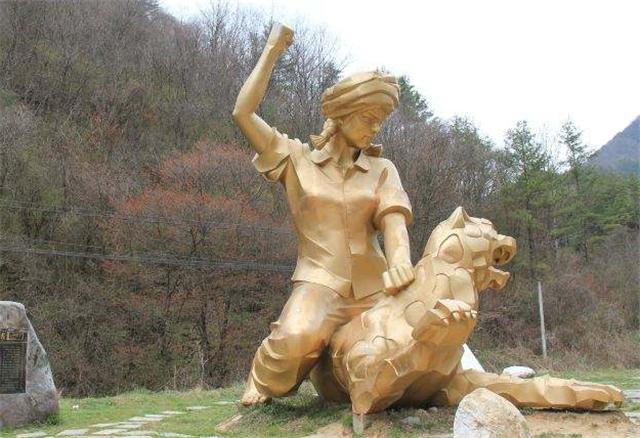 『武松』19岁少女为救人，徒手打死一只160斤金钱豹，英雄事迹却遭受非议