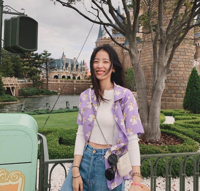 『皇后乐队』蔡徐坤新歌《情人》舞台首秀，复古花衬衫超抢眼，浪漫又不羁！