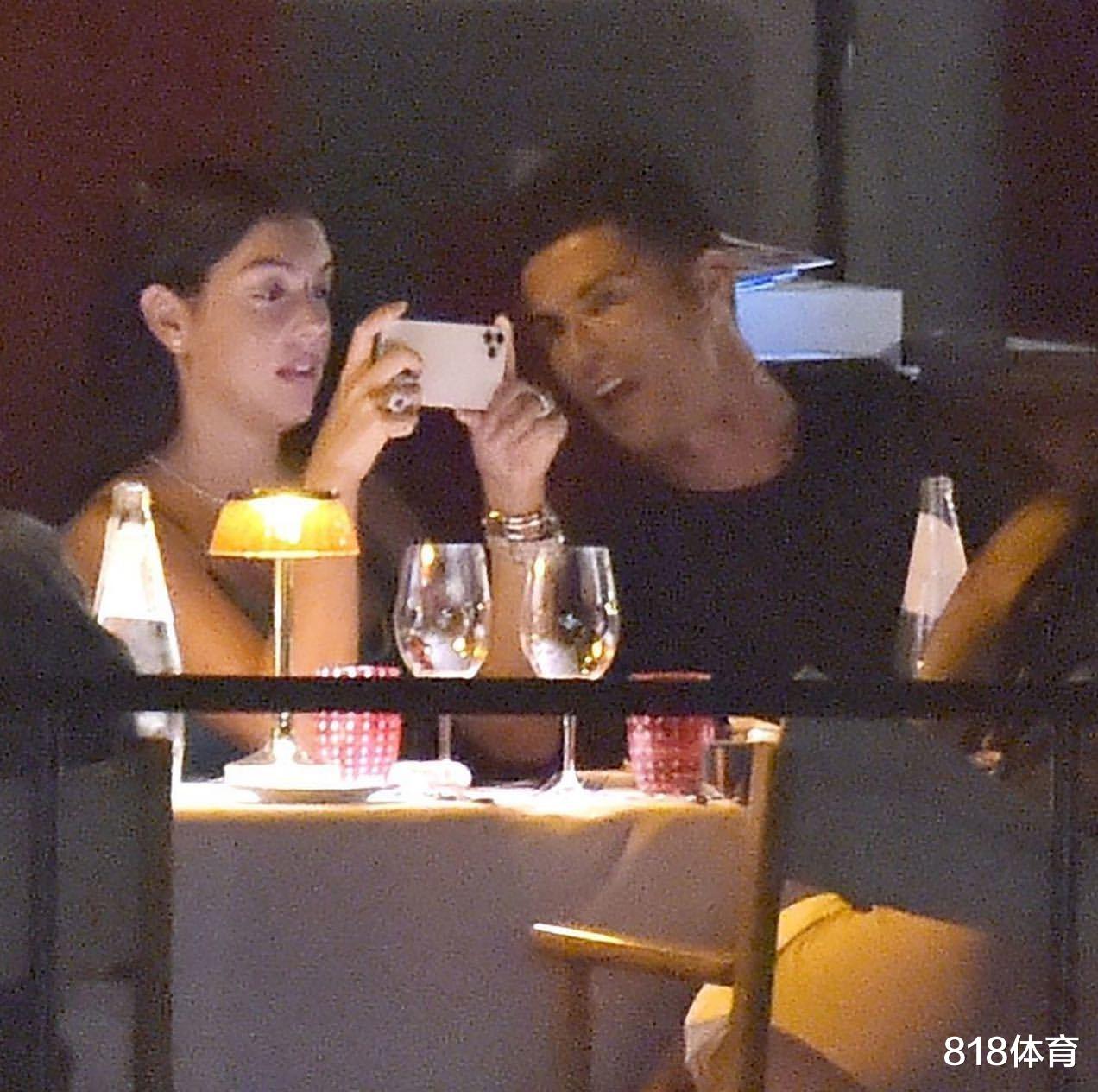 AC米兰|C罗请友人海边共进浪漫晚餐! 总裁干杯一饮而尽, 乔妹晒爱马仕包包