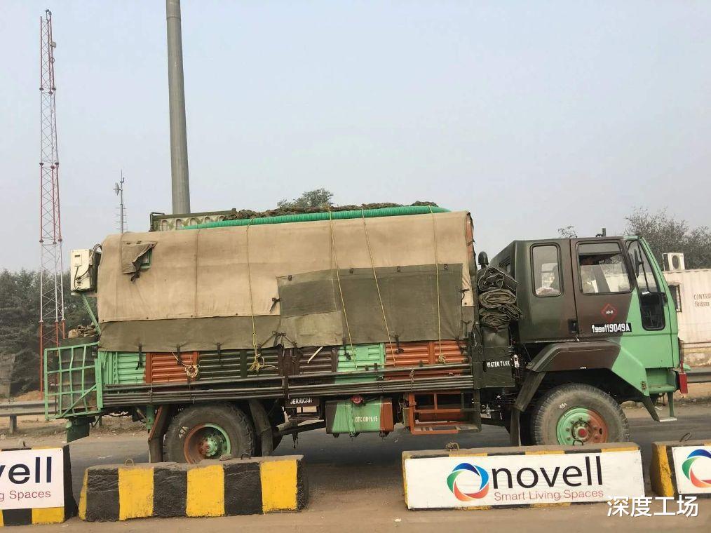 苏-30▲拉达克大峡谷隐藏大批印军，重型军车一眼望不到头：卫星无法发现