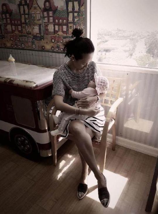 |参观汪峰和章子怡的家,客厅用很多气球来布置,装修像童话世界