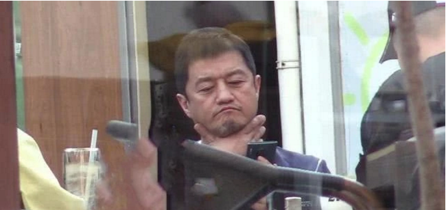 「李亚鹏」李亚鹏胡子拉碴出门会友，新店开张生意惨淡，室内抽烟引争议
