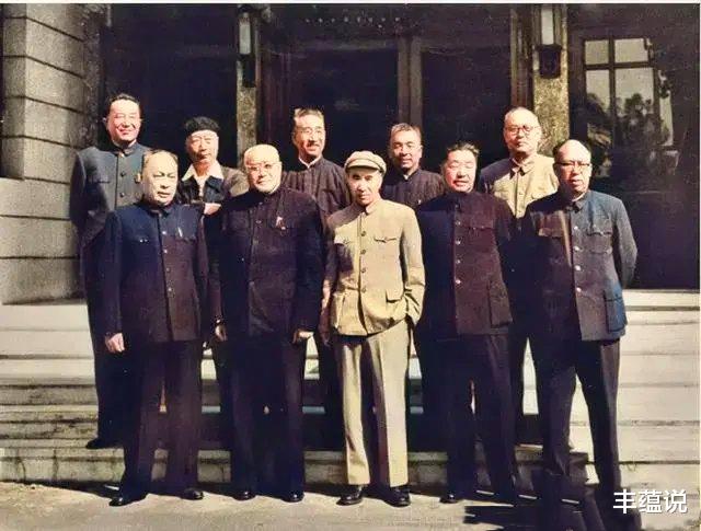 林彪|历史上过目难忘的彩照：毛主席给开国女将授衔，图7林彪与七大元帅罕见同框