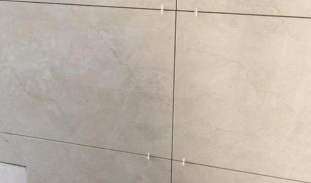 「」师傅指着瓷砖缝说不用验收了，而业主看到后直说：那返工吧