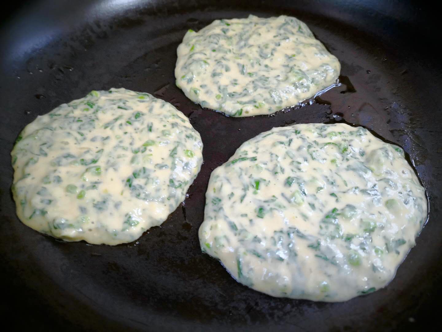 #鸡蛋饼#三月抓紧吃这菜，春天咳嗽痰多就怕它，加点面粉搅一搅，香软清香