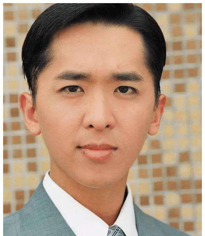 邓兆尊|53岁港星邓兆尊新欢身材火爆，家里已有2女友，自曝不结婚不生子