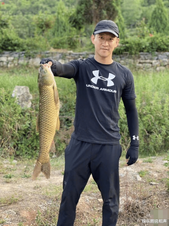 『房车』曹云金拍戏之余爱钓鱼,晒照分享却被嘲讽:亮子棒棒的,下“郭”煎着吃