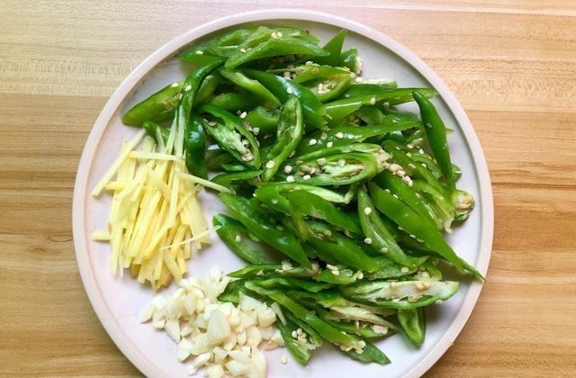 牛肉|这两种食材是绝配，简单一炒，香辣美味又下饭，女儿直呼太好吃