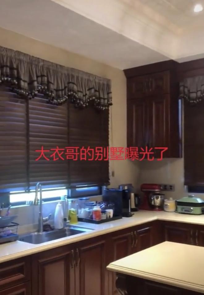 |大衣哥两层别墅曝光，装修古色古香超豪华，带小花园景色宜人