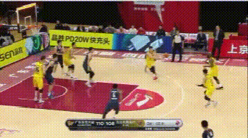 广东男篮|自家球队被绝杀，谁注意到朱芳雨的行为，见过大场面就是不一样
