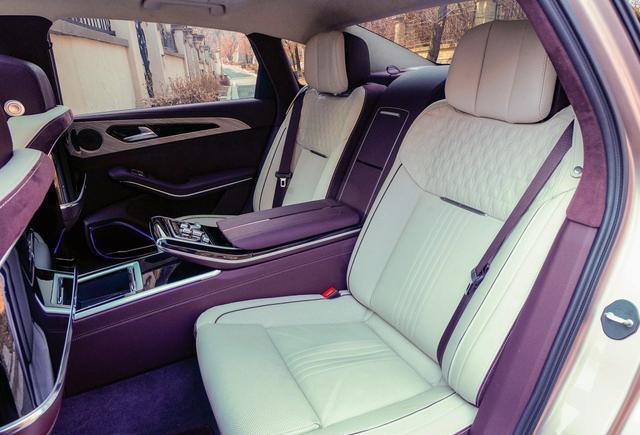 『红旗h9』红旗H9现身街头，霸气外形遭多人围观，路人纷纷竖起大拇指！