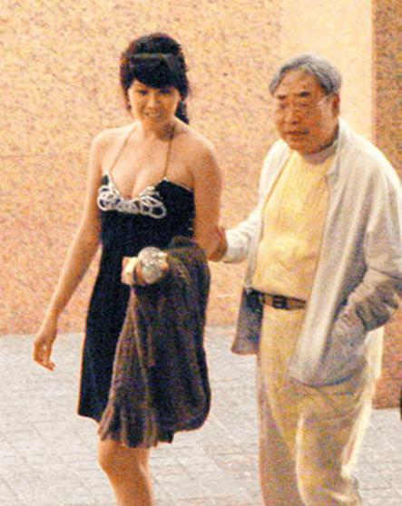 杨幂|睡小47岁少女，76岁嗑药\阅\千女的林建名为何对何傲儿恋恋不舍?