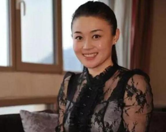 综艺节目：关婷娜加入本山传媒16年，总演赵本山的老伴儿，今终于当女主角