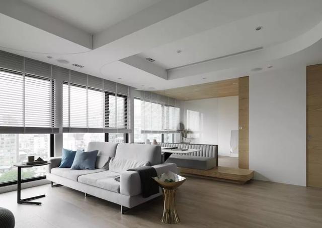 |你家沙发还在靠墙摆放吗？早过时了，现在这样放，能办公还能运动