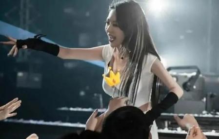 郭美美|郭美美因穿衣太性感被群嘲，强势回怼：你有胸你也可以露！