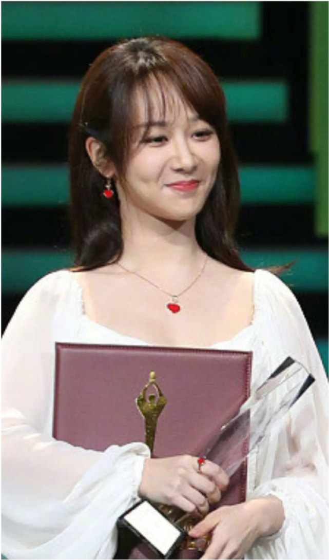 杨紫|杨紫减肥颇有成效？一袭白裙锁骨明显，路人镜头下不再虎背熊腰