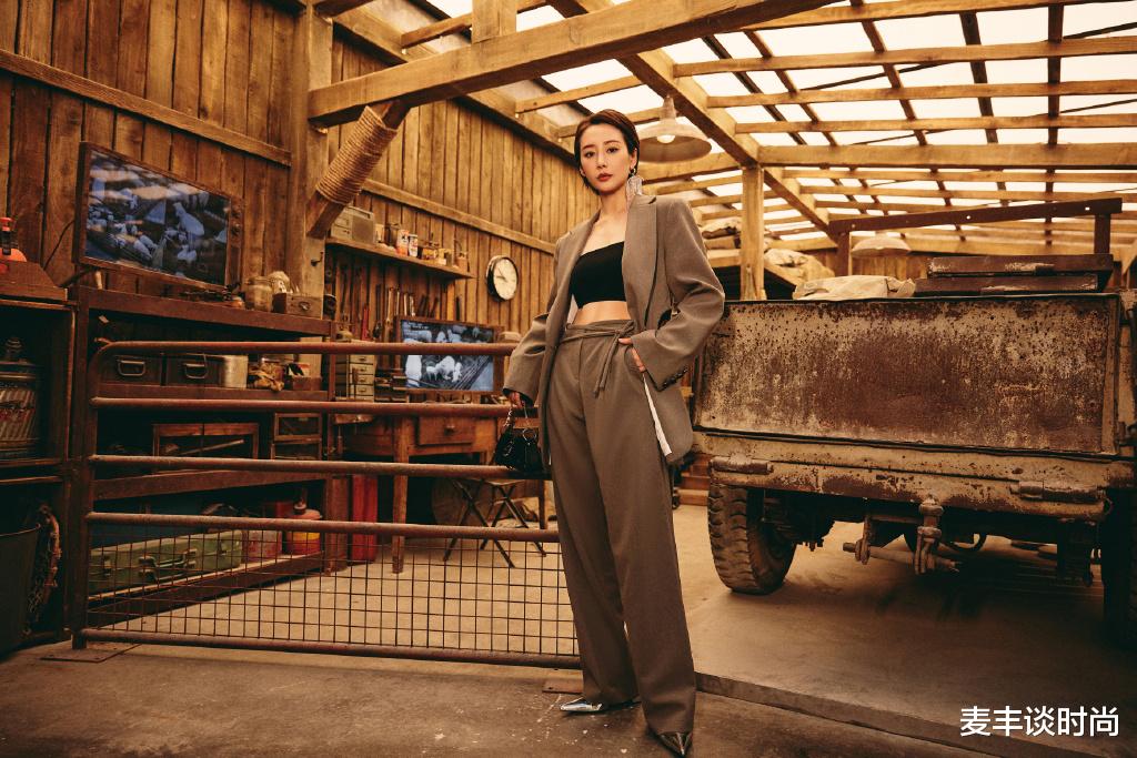 『高跟鞋』李纯真拼，穿高跟鞋脚背都是垂直的，配粉色西装成霸气女总裁