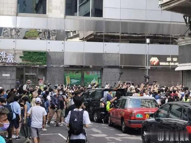 中国网直播|港警处置乱港分子时有人扔杂物 便衣警察果断冲上前制服