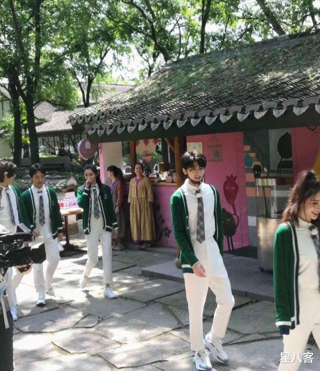 「蔡徐坤」奔跑吧首期同框，背影对比后：谁还在说爱豆和演员有壁？