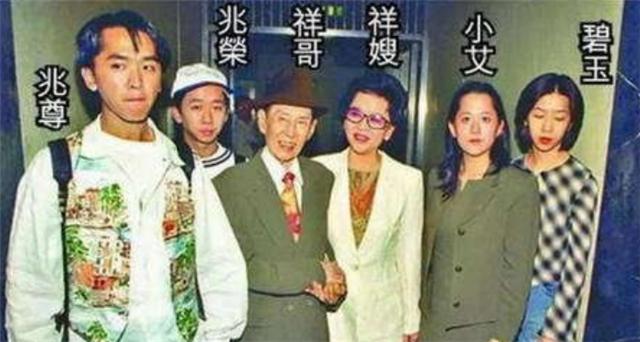 『邓永祥』为嫁入豪门，她忍痛穿了30年塑身衣，丈夫去世后4亿遗产只得1元