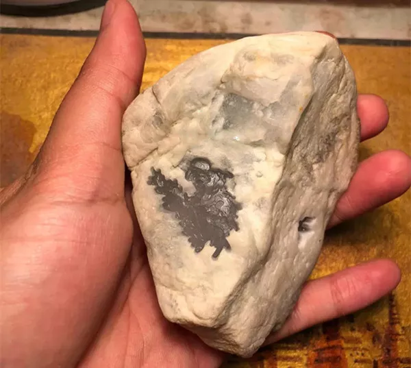 #翡翠#珍藏多年的翡翠原石,突然心血来潮,一刀切开后笑的合不拢嘴!