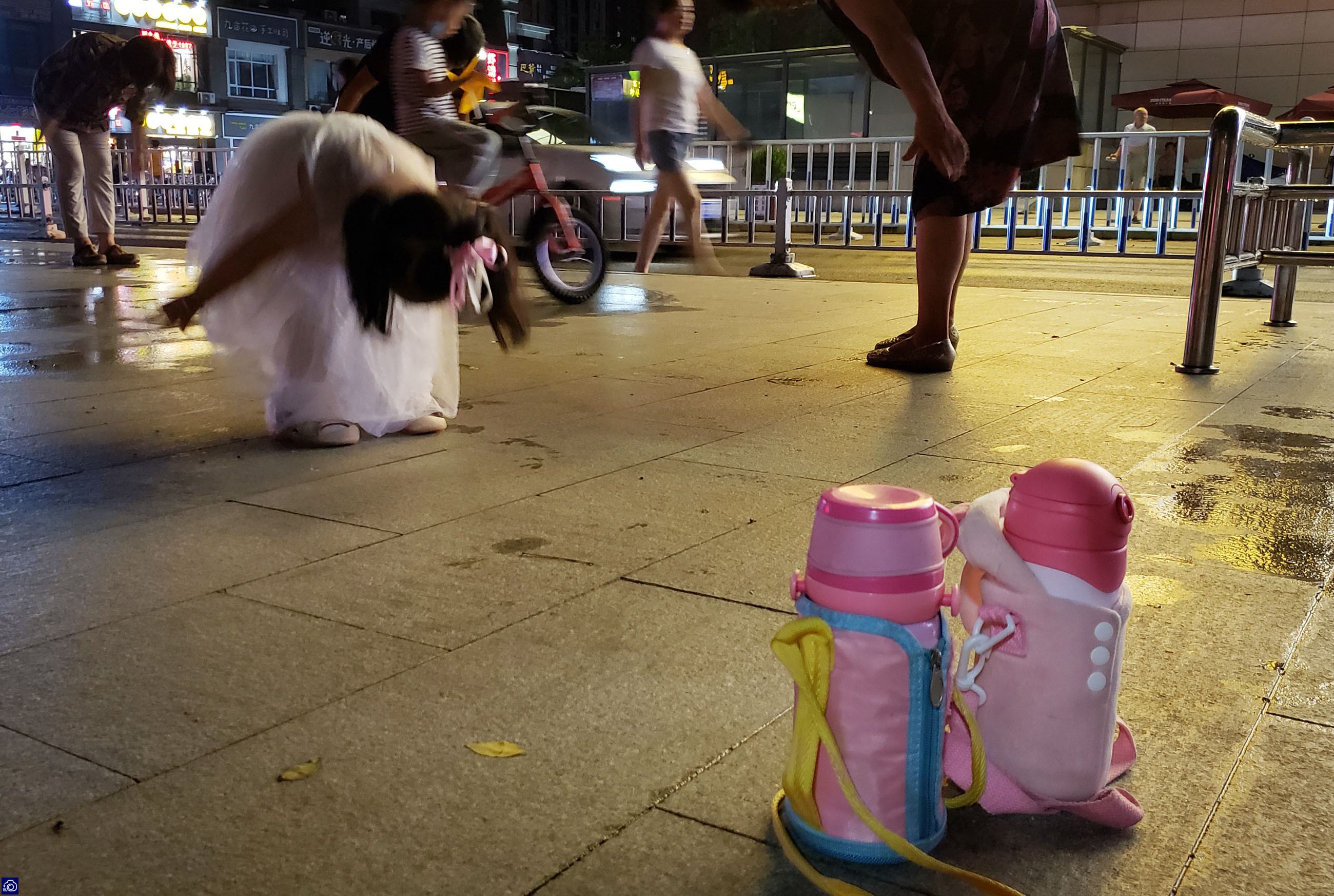 常镜头|“广场舞王”年仅3岁，一天跳2个小时，每次出门带两瓶水全喝光